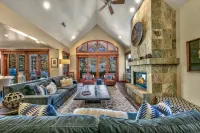 Expansive Views and Luxury Amenities - Stunning Lakefront Oasis