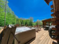 Hot Tub and Scenic Outdoor Bar - Charming Rustic Haven