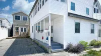 Steps from the Beach with Cozy Living Area - Charming Coastal Retreat Hoteles en Old Orchard Beach