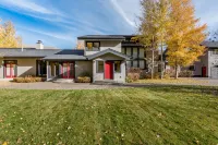 Expansive Living Spaces and Game Room - Stunning Mountain Retreat Отели рядом с достопримечательностью «Ketchum Overlook»