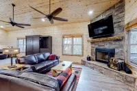 Dog-friendly cabin with private hot tub, WiFi, pool table, and wood fireplace Hotels in White County