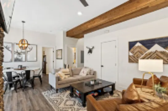 Private Hot Tub and Live Edge Bar - Stunning Modern Retreat