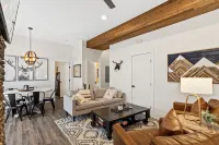 Private Hot Tub and Live Edge Bar - Stunning Modern Retreat Hotels in Blowing Rock