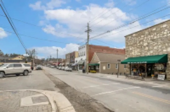 Private Hot Tub and Live Edge Bar - Stunning Modern Retreat