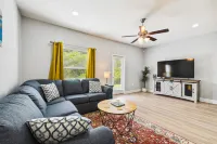 Spacious Townhouse with Pool Access and Entertainment - Beautiful Retreat Отели рядом с достопримечательностью «Blue Gravity»