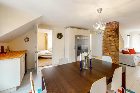 Remodeled condo with shared washer/dryer - walk to dining & ski lift bus pickup Отели в г. Уэстон