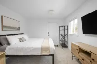 Kitchenette and Nearby Dining Options - Charming Beachfront Escape Hotel a Rockaway Beach