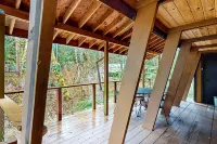 Dog-friendly cabin with deck, hot tub & firepit - walk to Sandy River Hôtels à : Rhododendron