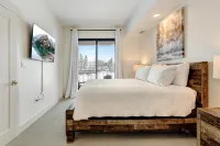 Luxury Condo with Hot Tub and Mountain Views - Exquisite Retreat