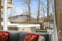 Scenic Mountain Views and Cozy Wood Stove - Charming Slopeside Getaway Hotels in Killington