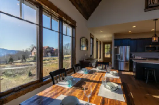 Mountain Views and Hot Tub - Luxurious Mountain Retreat