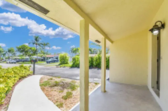 Stylish Surf Retreat with Pool - Charming Beach Lifestyle Escape