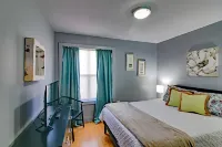 Spacious Living with Rooftop Bar Access - Stylish Tranquil Haven Hotels in Clarksville