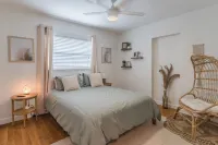 Heated Pool and Tiki Patio - Charming Tropical Hideaway Hotels in Largo