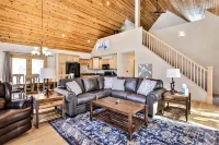 Stunning Sandy Frontage and Cozy Hangout Space - Gorgeous Lakefront Haven