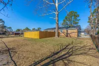 Tranquil Backyard and Modern Appliances - Cozy Family Retreat