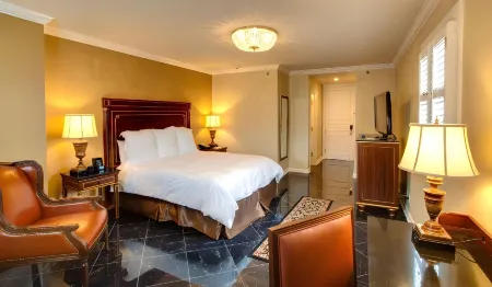 Hotel Mazarin Отели рядом с достопримечательностью «Лонг Вью Хаус энд Гарденс»