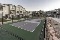 Cozy 3-bedroom townhome in Mountain Green with WiFi, AC. 12 min to Snowbasin