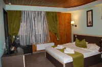 Hillden Lodge &Restaurant Hotels in Moieciu