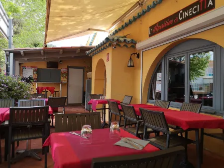 Atoll Hotel Restaurant Отели рядом с достопримечательностью «Camping Resort and Spa La Baume la Palmeraie»