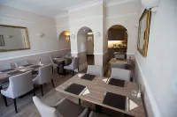 Corner House Hotel Gatwick with Bookable Holiday Parking Hôtels à : Horley