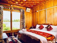 Golden Flower Heritage Houseboat Hotels in Srinagar