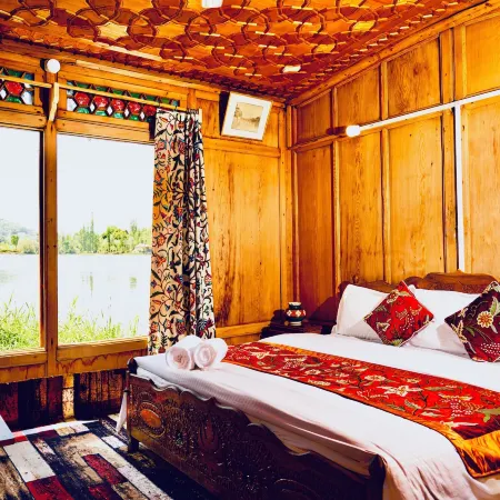 Golden Flower Heritage Houseboat