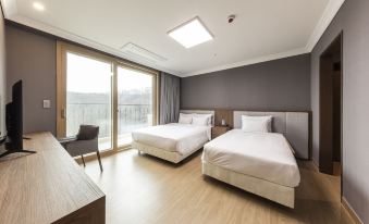 Baekhak Jayuro Resort