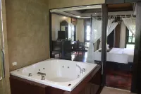 Khaolak Palm Beach Resort - Bathtub