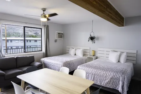 Poplars Motel on the Lake