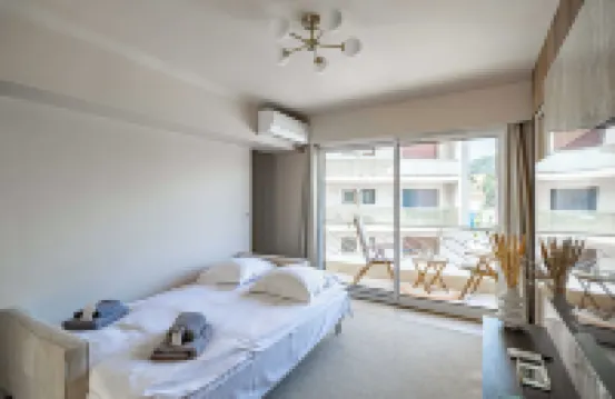 Beautiful Renovated Flat - Close to Martinez Hotel