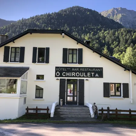 Hotel O Chiroulet Отели рядом с достопримечательностью «Канатная дорога Пик-дю-Миди»