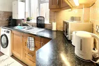 Strood Home-Sleeps 6-Great for Groups & Families