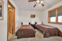 Lodges Of The Lakes Hotels in Adams County