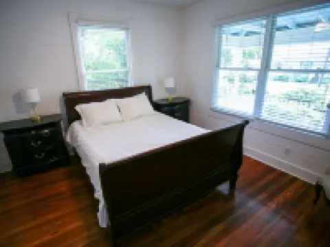 Charming bungalow with wraparound porch in Thunderbolt Hotels in Thunderbolt