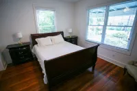 Charming bungalow with wraparound porch in Thunderbolt Hotels in Thunderbolt