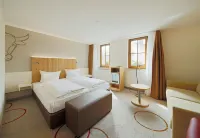 Hotel Zum Goldenen Ochsen am Schlossgarten Hotel dekat Schloss Johannisburg mit Schlossanlagen