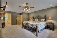 Country Roads by HoneyBear Cabins Hotels near Brian Hoffman's Remembering Red - A Tribute To Red Skelton