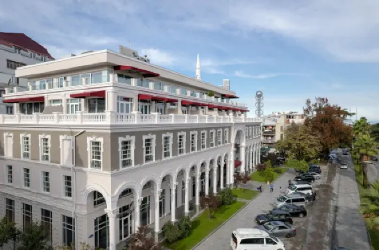 Le Port Boutique Apart Hotel Отели рядом с достопримечательностью «Али и Нино, Скульптура»