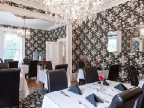 Stone Maiden Inn Hotels in Perth County