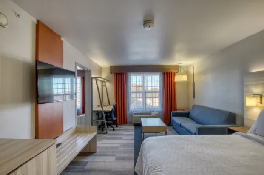 Holiday Inn Express & Suites MILWAUKEE AIRPORT by IHG