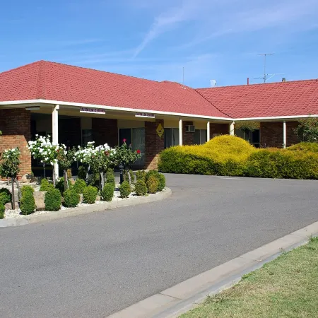 Pines Country Club Motor Inn