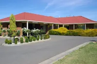 Pines Country Club Motor Inn