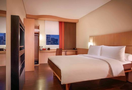 5. 이비스 수라바야..