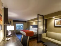 Holiday Inn Express & Suites SAN ANTONIO MEDICAL-SIX FLAGS by IHG Hotels near Northwest San Antonio