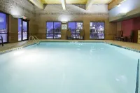 Holiday Inn Express & Suites Bloomington - Mpls Arpt Area W Hotels in Edina