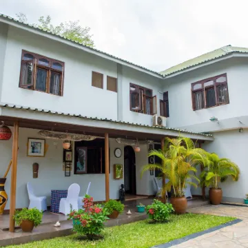 薩阿達尼遊客中心 - 青年旅舍 鄰近Sinza的酒店