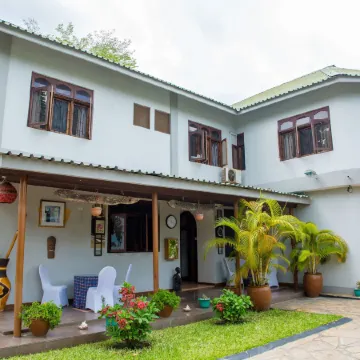 Saadani Tourist Center - Hostel Отели рядом с достопримечательностью «Dar Es Salaam War Cemetery»