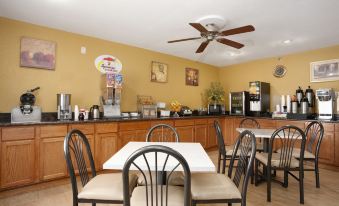 Super 8 by Wyndham Clive IA