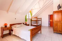 Au Jardin Debeauséjour: Gîtes, Studios ou Chambres d'hôtes au calme avec piscine proche plage à Marie-Galante en Guadeloupe